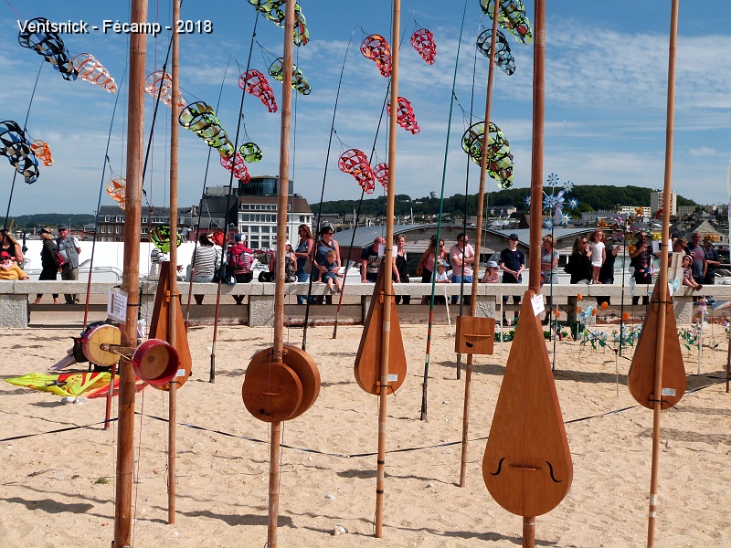 P1290875.jpg - Une musique éolienne s'échappe des instruments de Bruno Tondellier.