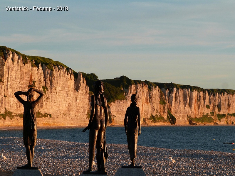P1300105.jpg - ... les statues "L'heure du bain" de Dominique Denry (2017) prennent un dernier bain de soleil ...