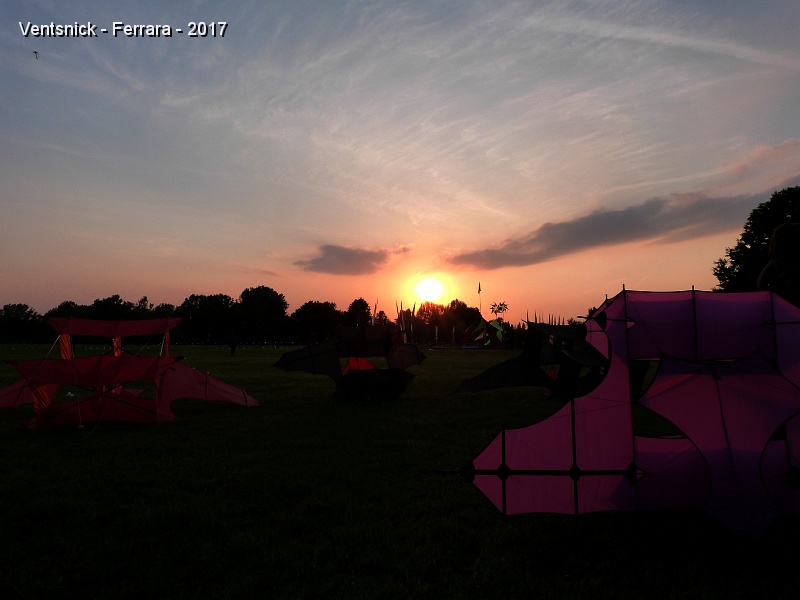 P1230156.JPG - Un cadre de vol très agréable dans le parc G. Bassani. Une ambiance très familiale et un accueil extrèmement chaleureux. Des retrouvailles et de nouvelles rencontres. Ferrara incarne tout ce que l'on attend d'un festival ! Se quitter constitue un véritable déchirement, mais nous aurons l'occasion de revoir l'équipe de Vulandra cette année. Nous espérons vivement être en mesure de revenir l'an prochain ! Ciao a tutti !