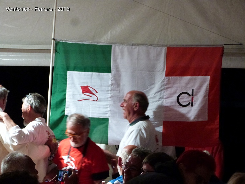 P1350584.JPG - Lors de la soirée les cerfs-volistes se voient remettre un tee-shirt commémoratif des 40 ans. De leur côté les cerfs-volistes font un petit cadeau à l'association. Ici Carpe Diem offre un drapeau Italiano-Suisse !
