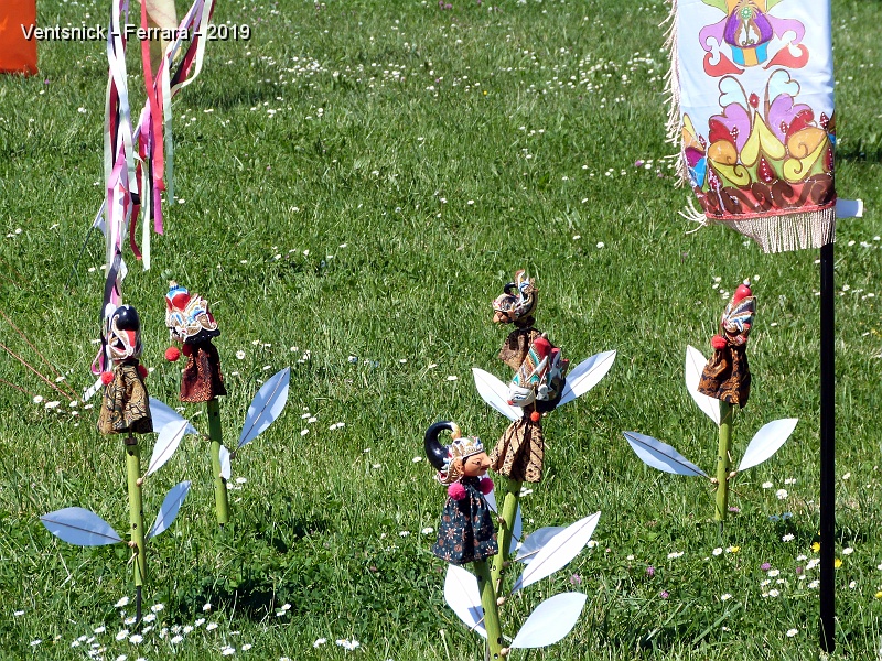 P1350492.JPG - ... un groupe de poupées Indonésiennes orne le sol.