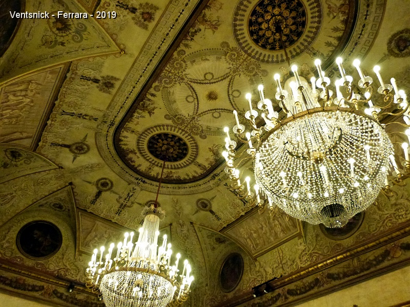 P1350467.JPG - La salle de réception possède un magnifique plafond et de majestueux lustres.