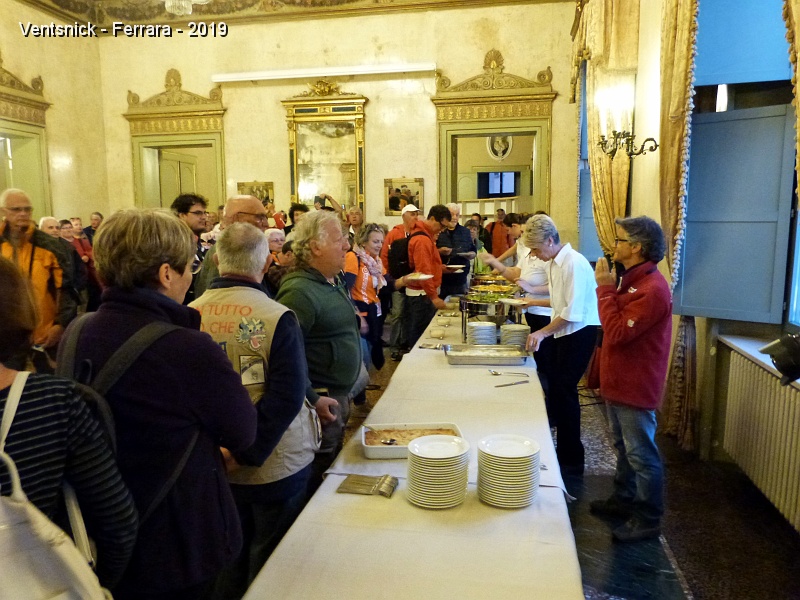P1350474.JPG - ... un buffet chaud est également prévu.