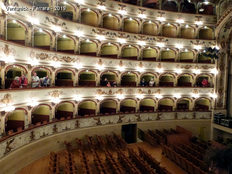 P1350482.JPG - Petite vue de l'intérieur du théâtre.