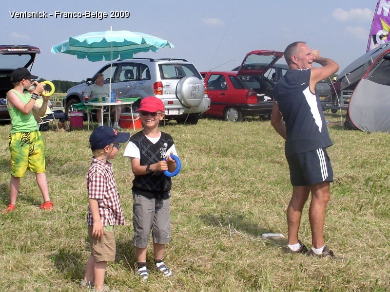 P6280302.JPG - Notre record du jour, 3 de nos cerfs-volants en l'air au même moment ! De g. à d. : Valentin, Maxence, Sam et Gérard.