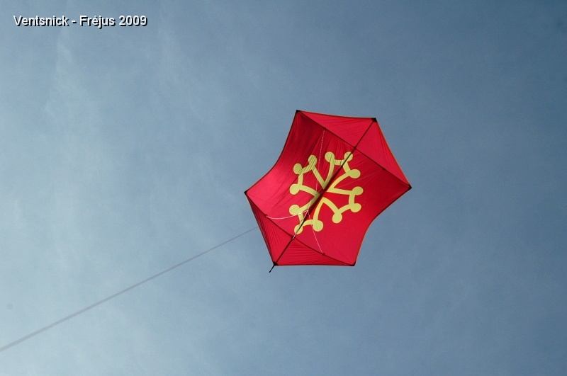 DSC_7721.JPG - Dimanche, dès la première heure, ce Rokkaku de Jean-Pierre, orné de la croix occitane,  prend les airs. (Photo JPS)