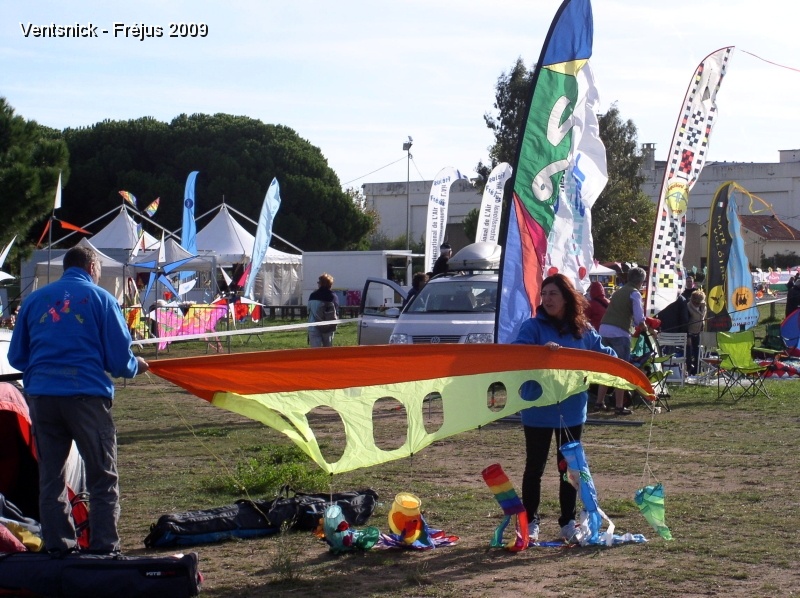 P1010022.JPG - Ici une bannière ajourée ornée de manches à air du "30 kite Club" (Italie).
