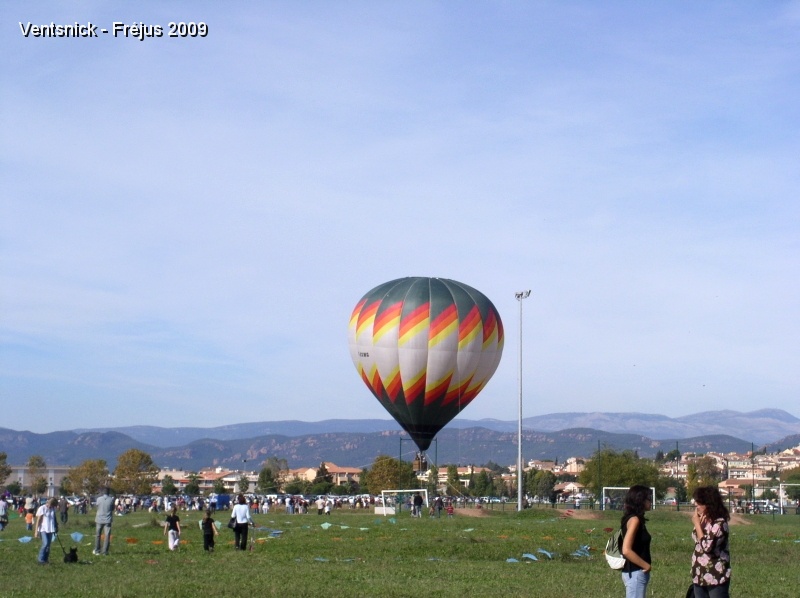 P1010150.JPG - Quand le vent vient à manquer les baptèmes de l'air en ballon reprennent.