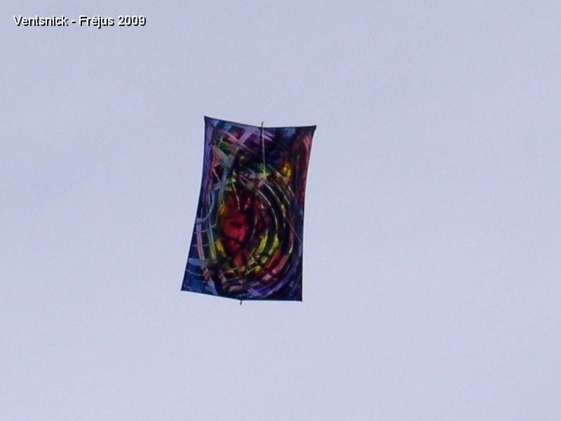PA250095.JPG - Le "Don Mock" de Niekol, un cerf-volant peint qui peut aussi parfaitement convenir pour décorer un salon.
