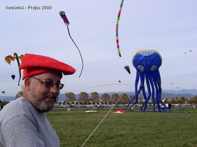 PA250105.JPG - Un bien beau couvre-chef pour le lancement d'une pieuvre bleue !