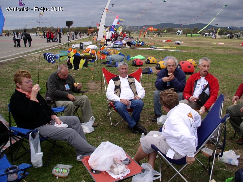 PA300034.JPG - La petite troupe festoie joyeusement, au centre Jean-Pierre Schaefer nous a rejoint..
