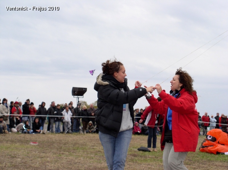 PA300077.JPG - ... 26 comme les 26 ans de Sara qui confie ses lignes de cerf-volant à Lucia ...