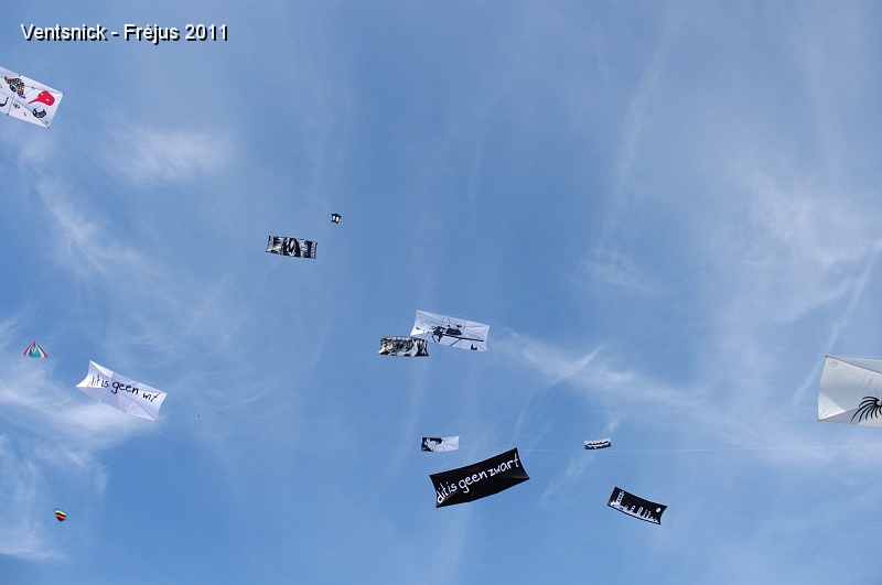 IMGP2526.JPG - Une collection de Poster Kites, les vols groupés sont toujours d'un bel effect. (Photo MVB)
