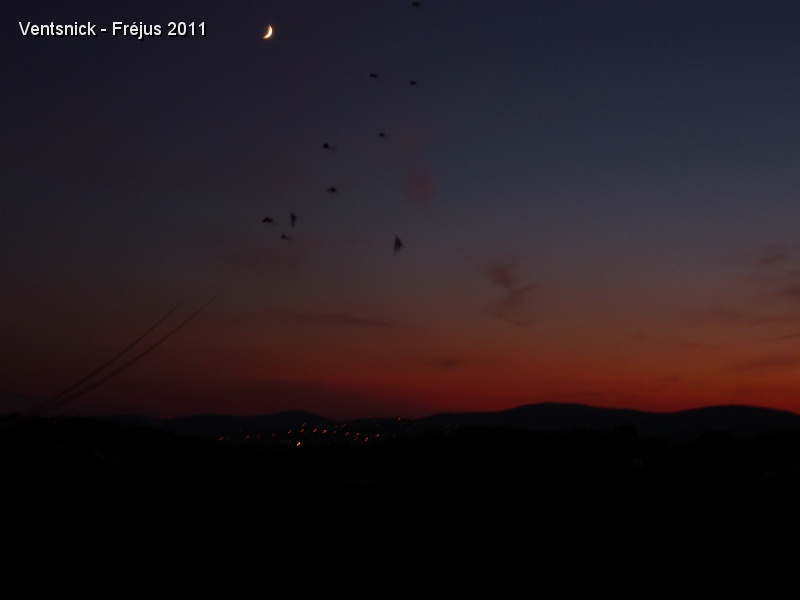 P1060005.JPG - ... la nuit est déjà là, des pilotables jouent avec la lune.