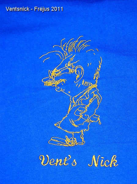 PA290019.JPG - Un week-end de rêve pour les cerfs-volistes et les organisateurs : le soleil, un vent souvent présent et idéal par sa force modérée. Comme toujours, la convivialité a été le maître mot de la manifestation, merci à José et à Andrée et les nombreux bénévoles qui oeuvrent pendant de long mois pour que tout se passe bien, merci à l'office de tourisme pour la qualité de sa communication et pour l'excellence des infrastructures mises en place. A l'heure où nous écrivons ces lignes nous avons une pensée pour les habitants de Fréjus qui sont victimes d'inondations, nous espérons que les dégats seront limités et que tout rentrera rapidement dans l'ordre. Nous sommes éloignés physiquement de la région de Fréjus mais proches par le coeur. A bientôt pour de nouveaux moments de bonheur !