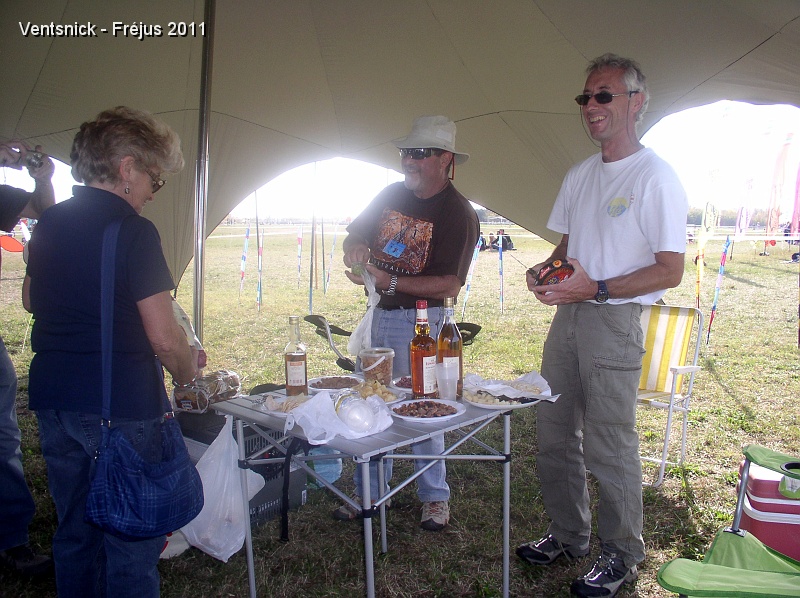 PA300076.JPG - Claude et Bernadette Bova ont lancé une invitation pour l'apéritif ...
