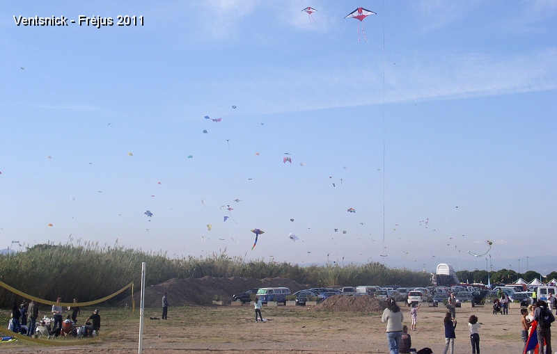 PA300113.JPG - ... vu de la plage, le ciel est constellé de points colorés !