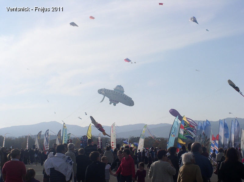 PA300115.JPG - ... la foule compacte assiste au décollage ...