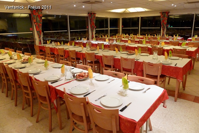 P1000984.JPG - ... les tables sont dressées pour le repas ... (Photo JPS)