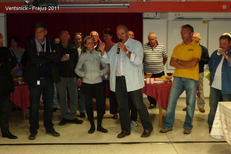 P1000986.JPG - Comme à l'accoutumée vient le moment des discours, un apéritif est offert aux cerfs-volistes ... (Photo JPS)