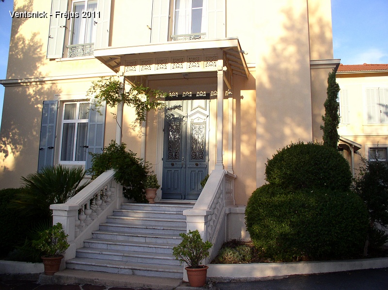 PA290039.JPG - .. une belle demeure, située dans un écrin de verdure, qui regroupe des chambres, mini appartements, salles de réunions et espace de restauration.