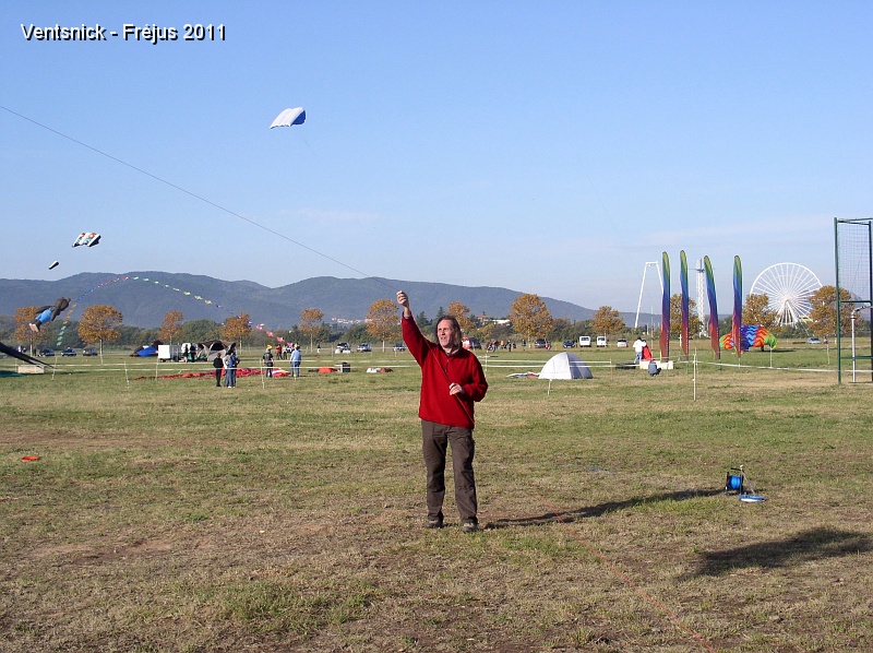 PA290043.JPG - Nous arrivons sur le terrain, petit vent qui vient des terres, ...