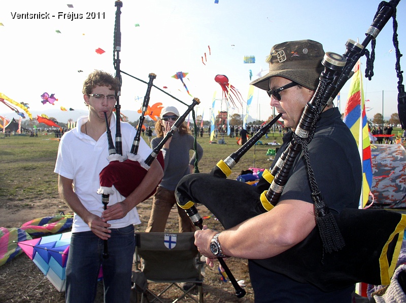PA290201.JPG - Une musique Bretonne agrémente la fin de journée ...