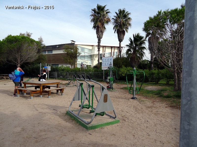 DSC00593.JPG - Du côté de la plage des ateliers de remise en forme ...