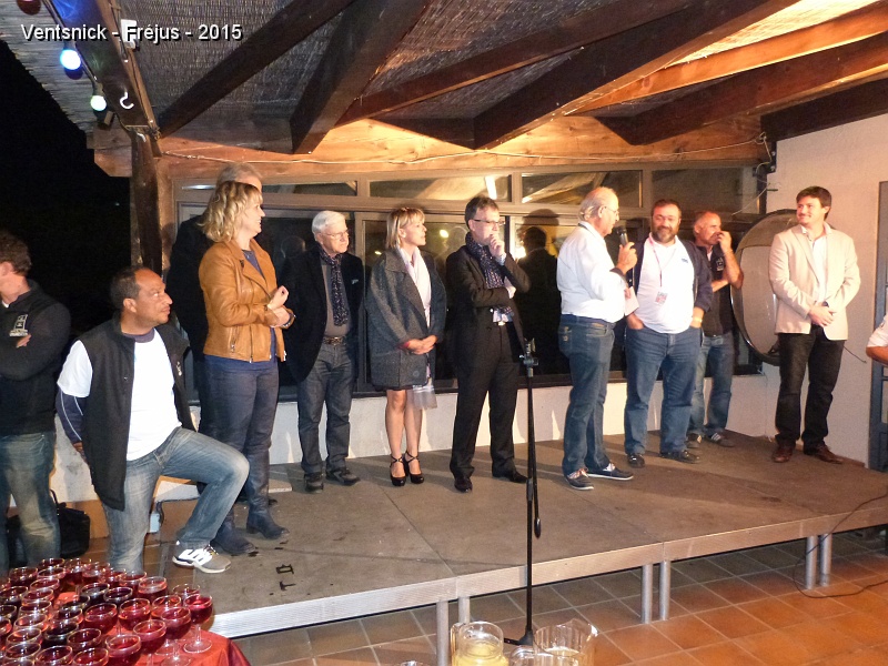 P1160914.JPG - ... les discours prennent place ...
