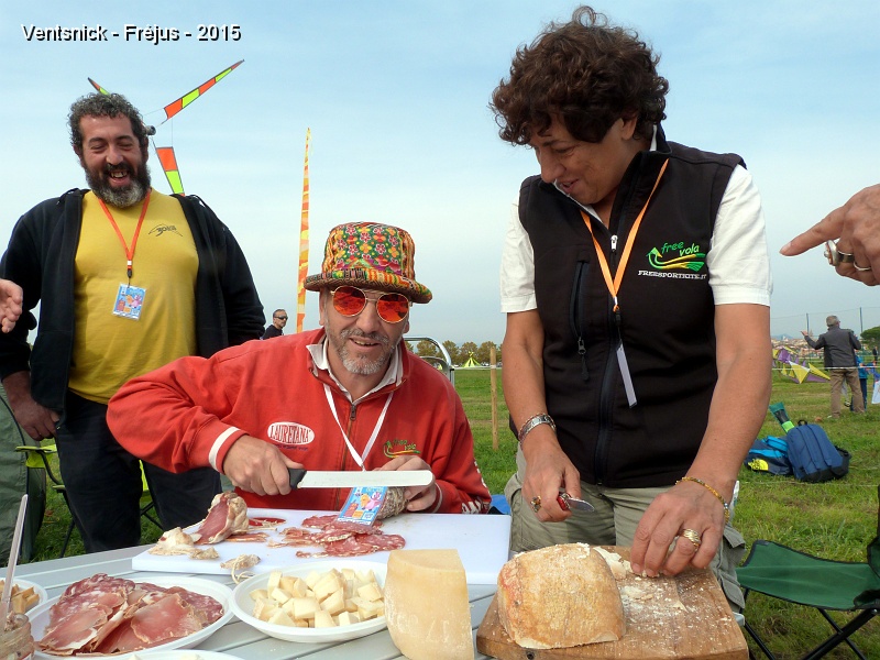 P1160958.JPG - Giancarlo Gasperini tranche de la charcuterie et Liana Burlando du fromage, des spécialités toutes droit venues d'Italie ! Nous vous laiissons découvrir les trombines d'une partie des cerfs-volistes dans la dernière galerie !