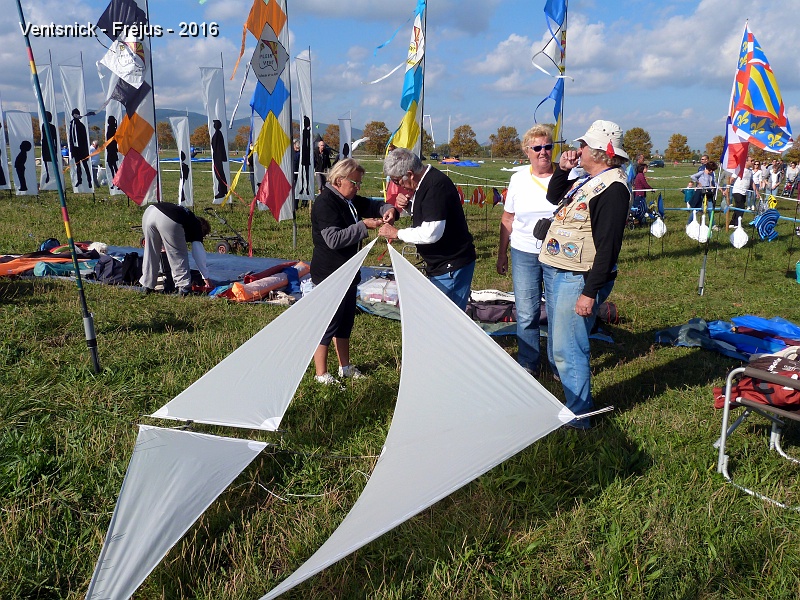 P1210845.JPG - Marie-Hélène et Jean-Pierre Schaefer assemblent leur Platz, ...