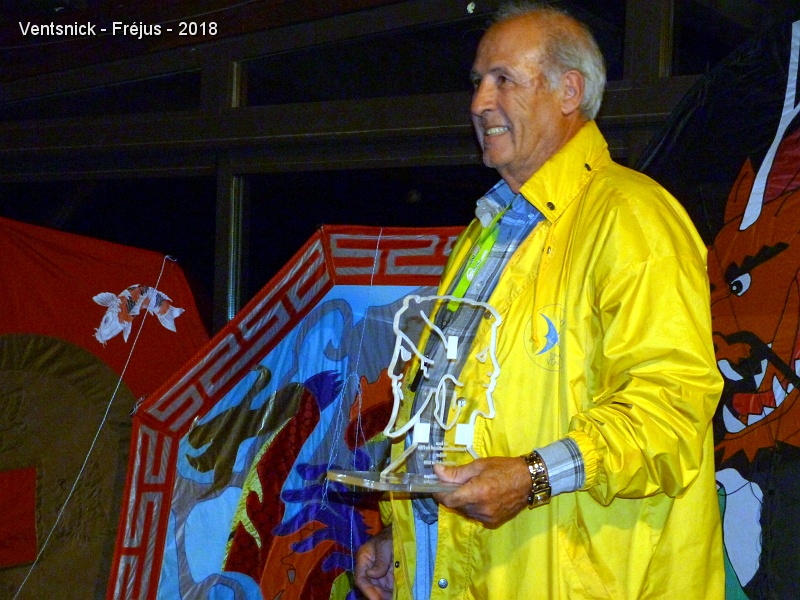 P1340119.JPG - ... le trophée pour la première place et remis par José Vicent ...