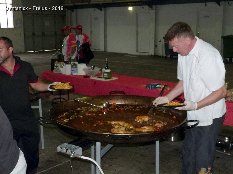 P1330903.JPG - Les midis : repas chauds sous le hangar.