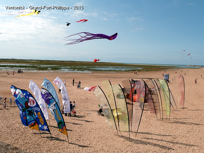 P1150495.JPG - Un bel ensemble de bannières décore ce coin de plage ...