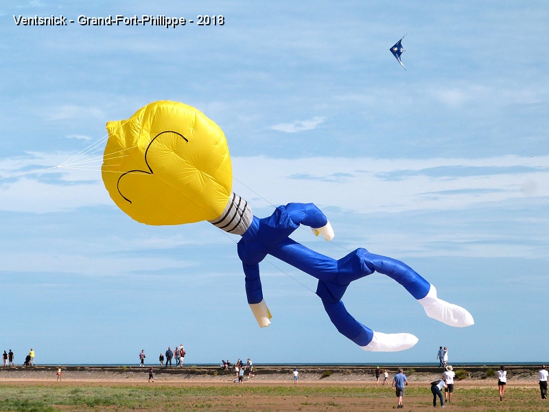 P1310124.jpg - Michel Dubuisson cherche le cerf-volant qui sera le mieux adapté au vent turbulent : son ampoule, ? ...