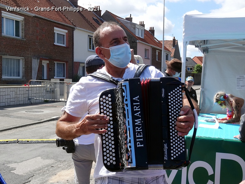 DSC06541.JPG - Un air d'accordéon accompagne le déjeuner, ...