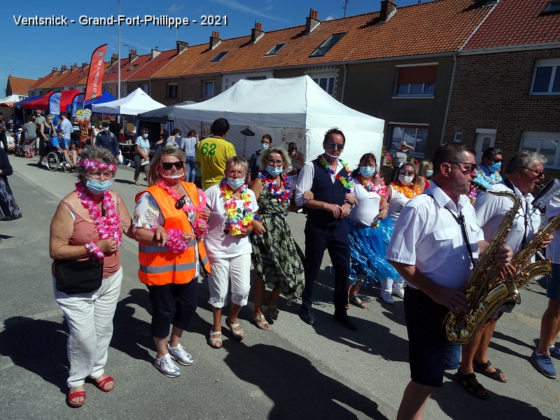 DSC06565.JPG - ... des personnes costumées clôturent la marche.