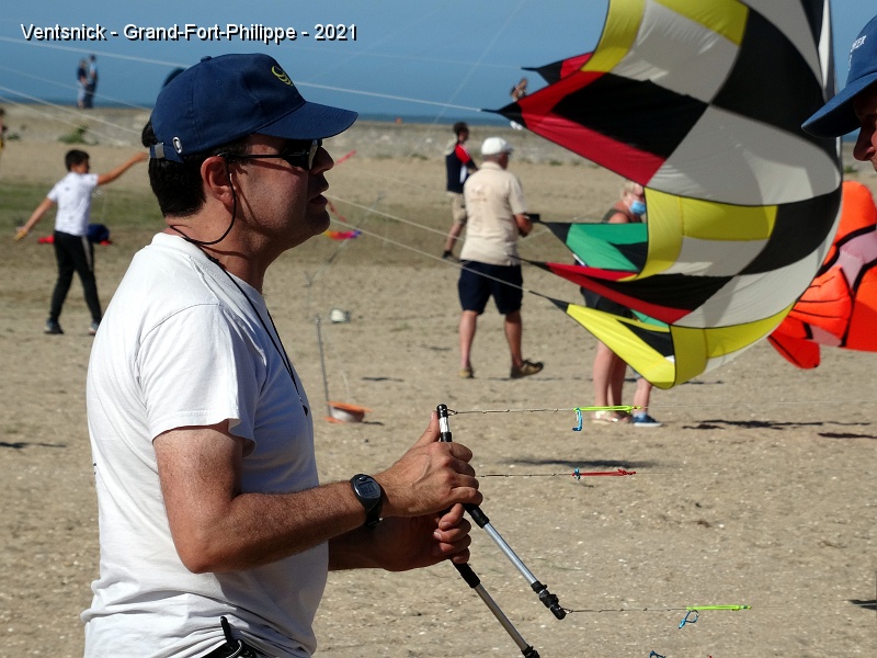 DSC06575.JPG - Patrick Gautron titille le public avec son 4 lignes, ...