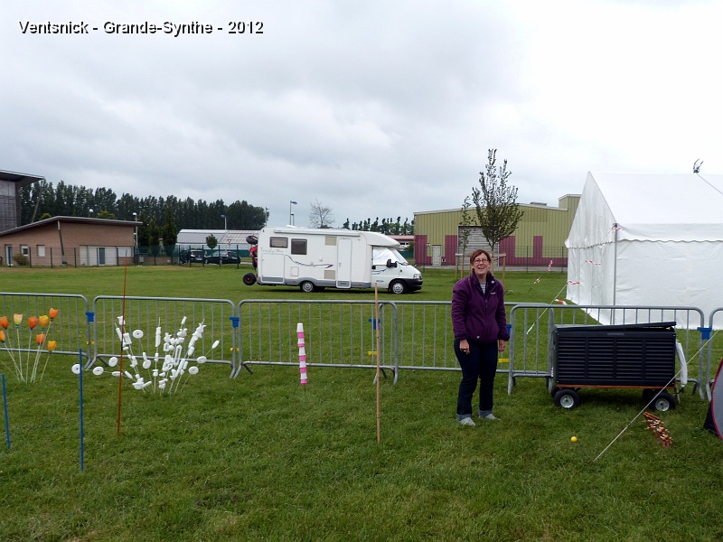 P1000905.JPG - Patricia Ghesquière met en place son jardin du vent.  A remarquer : son coffre monté sur roues qui est bien pratique pour transporter son matériel ...