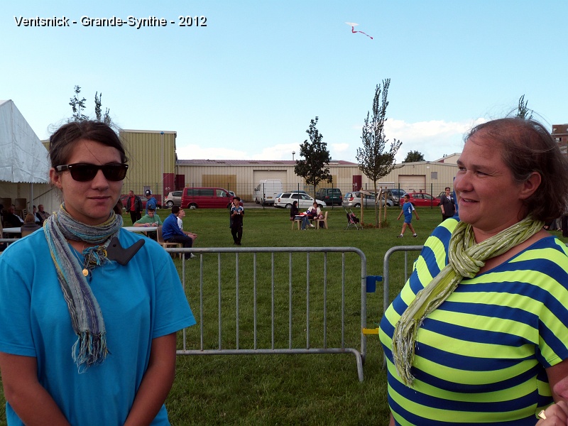 P1010062.JPG - Vient le moment de se séparer, Ludivine et Valérie vous donnent rendez-vous à Marle les 13 et 14 octobre. Encore un festival qui se termine, et qui plus est sous le soleil ! Merci à toutes les personnes impliquées dans l'organisation sans faille de la Fête du Vent ! A bientôt sur un autre terrain de vol !