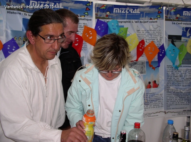 PA020043.JPG - Patricia fête ses ... 20 ans et nous invite à un apéro.  Bernard l'assiste dans cette lourde tâche !
