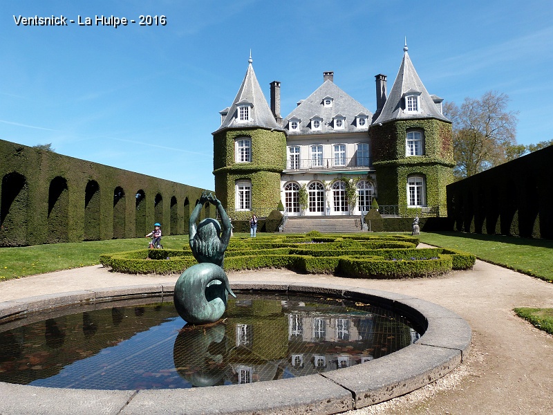 P1190162.JPG - ... le Château se reflète dans le miroir d'un bassin ...
