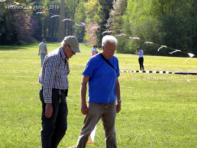 DSC00680.JPG - Christian et Jean-Luc pensifs ? Que nenni ! Ils examinent un cerf-volant posé au sol !