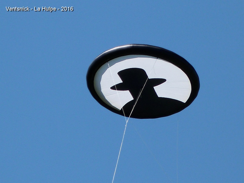 P1190175.JPG - Le bonhomme de Folon  affiche sa silhouette sur ce cerf-volant de Jan Claes ...