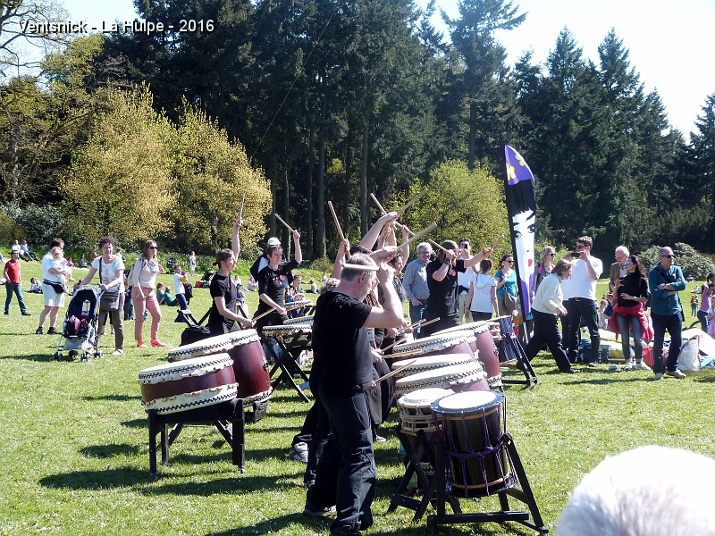 P1190191.JPG - ... un ensemble de percussions rythme le combat ...