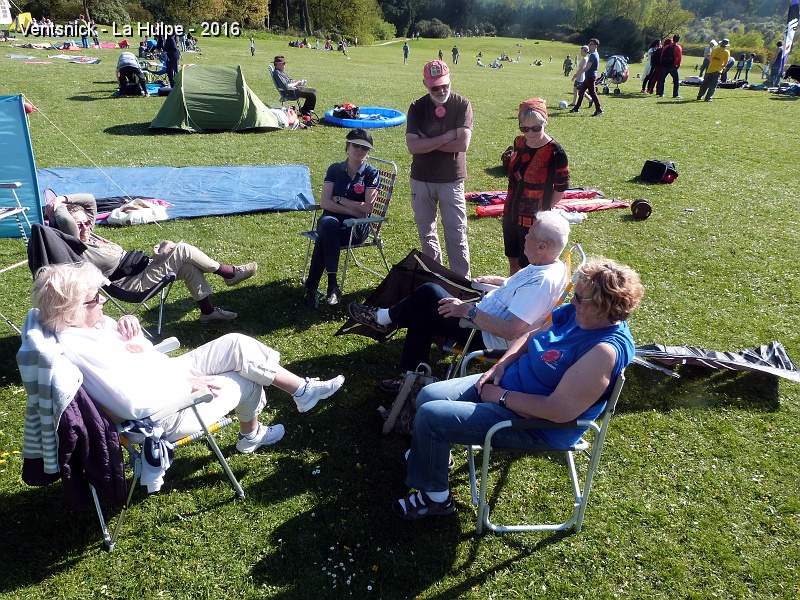 P1190223.JPG - Cercle d'amis heureux de se retrouver.