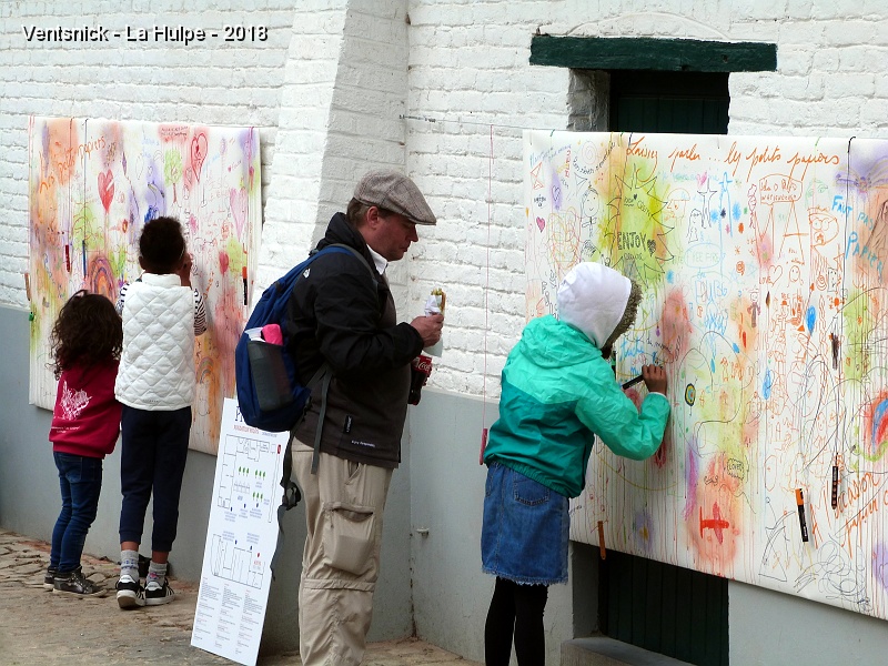 P1290042.JPG - Création d'une fresque participative : "les petits papiers" ...