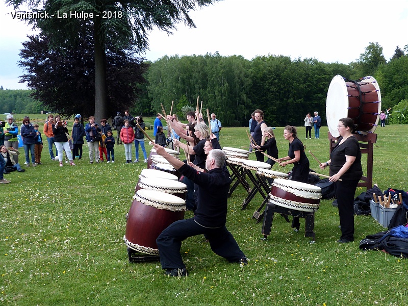 P1290069.JPG - Un ensemble de percussions Taïko anime les abords du château, ...