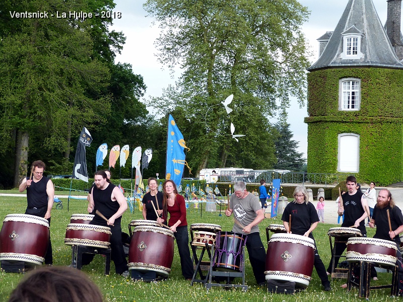 P1290082.JPG - ... ils sont rythmés par les percussions, ...