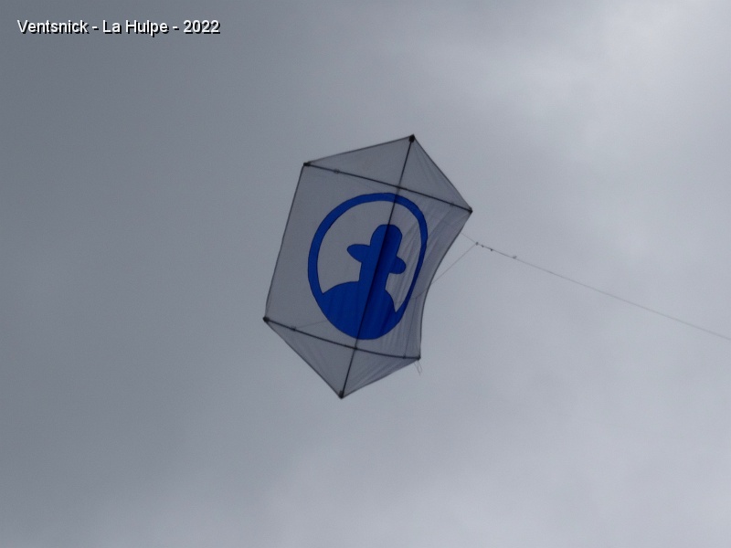 DSC09147.JPG - Le bonhomme de Folon est reconnaissable entre tous, il décore ici un rokkaku d'Etienne De Beusscher ...